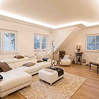 PLAMECO Wohnzimmerdecke mit indirekter LED-Beleuchtung - Spanndecke