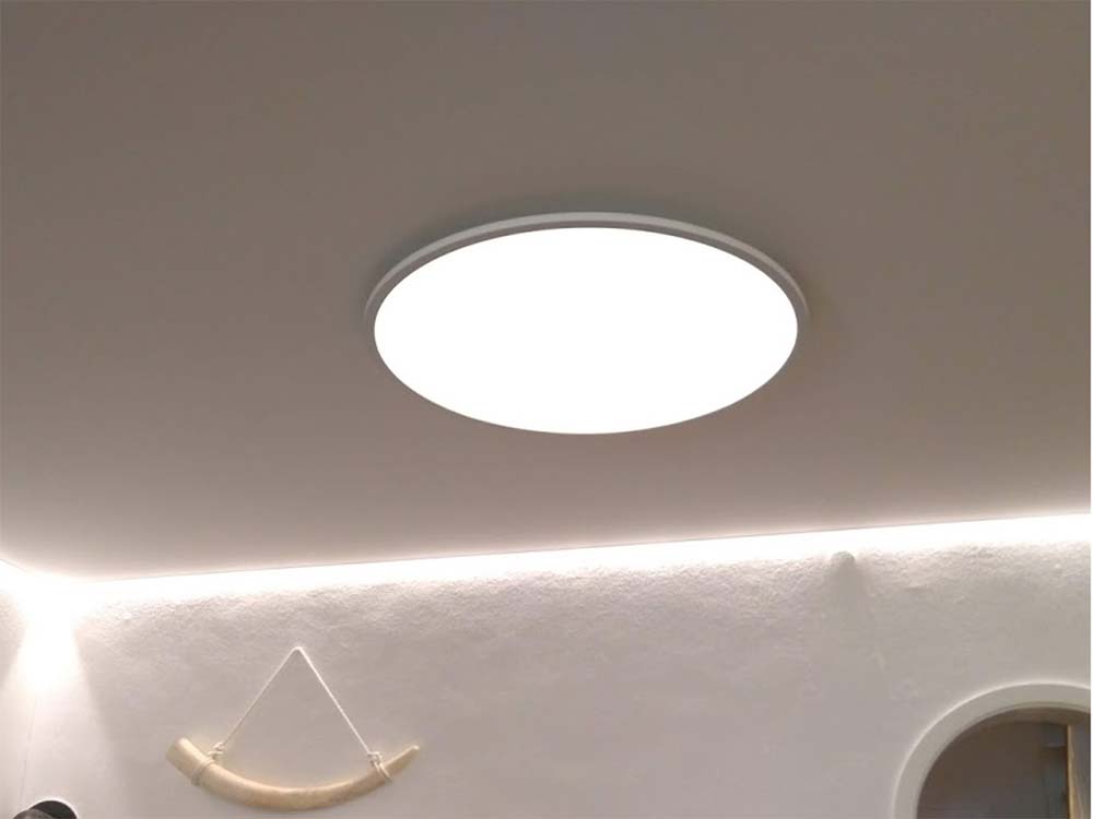 LED-Downlight in der Zimmerdecke mit PLAMECO Spanndecke von Hartenstein