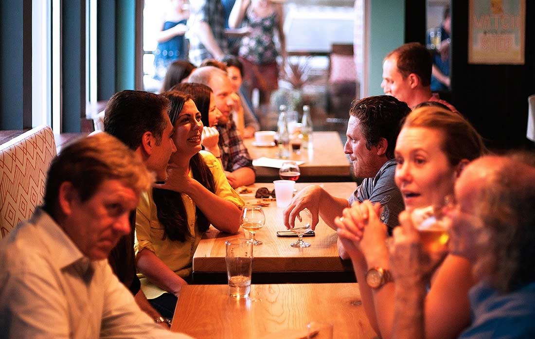 Ob im Restaurant oder im heimischen Wohnzimmer. Eine schlechte Raumakustik wird schnell anstrengend für alle Beteiligten. Eine Lösung für das Akustikproblem: Schallisolierung der Zimmerdecke. Effektiv und schnell umsetzbar.