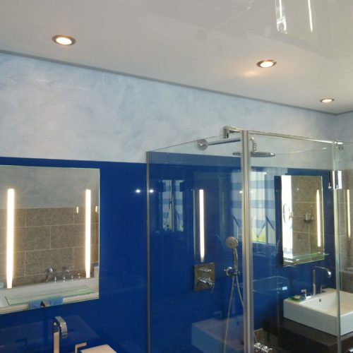 Hochwertiges Bad mit Spanndecke in weiß und blau