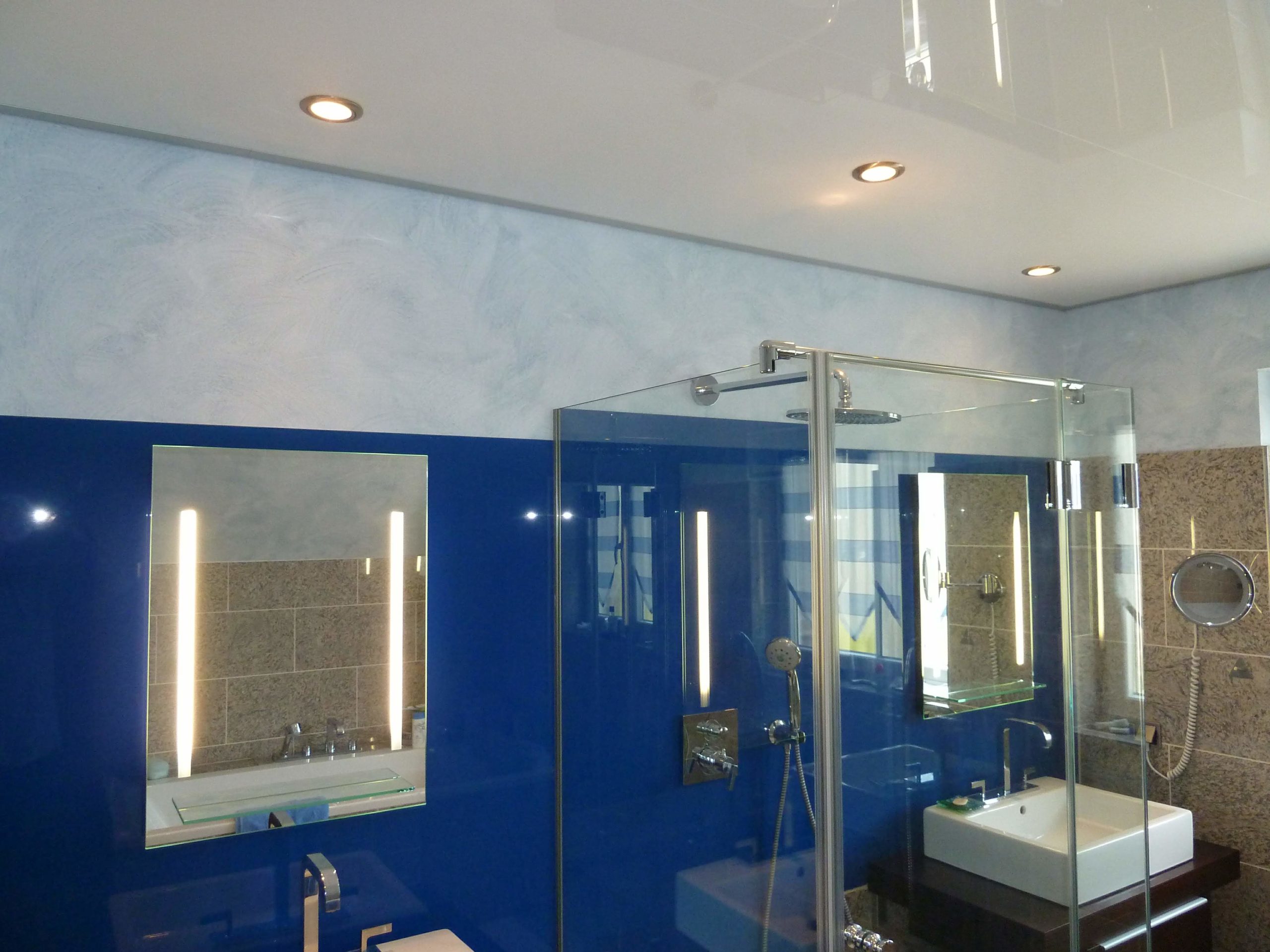 Hochwertiges Bad mit Spanndecke in weiß und blau